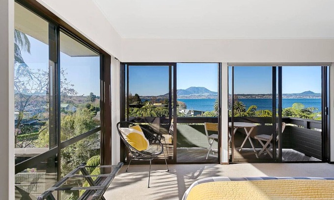 Taupo Apartment | Lago Vista - amazing lake views and location, spacious, private, modern and warm
