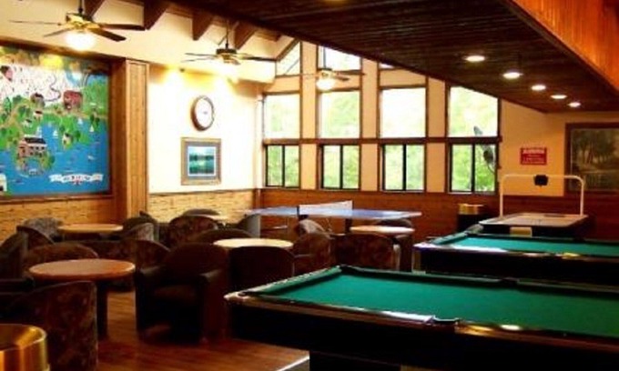 Big Bear Lake Hotel | Lagonita Lodge - Heated Indoor Pool & Spa - Game Room - On The Lake 3