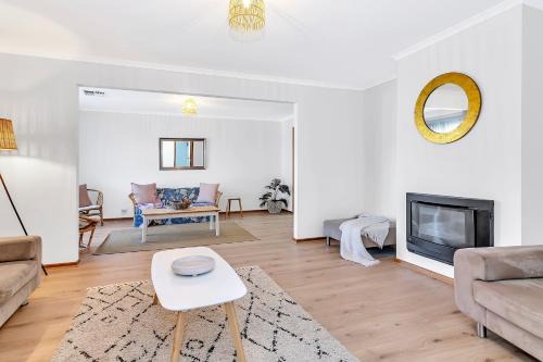 Seaford House | Laidback Seaford Family Retreat 200m from Beach