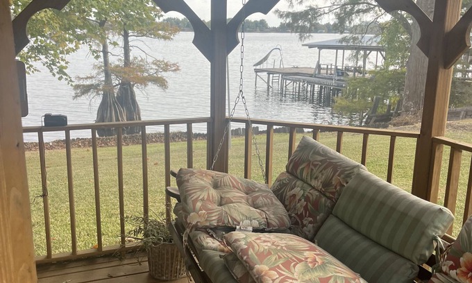 St. Joseph House | Lake Bruin deep water Lot. Gazebo and Camper trailer available Wi Fi