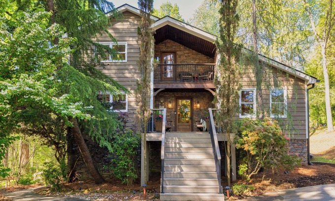 Buford House | Lake Cabin! Private Dock/Hot Tub/8 Beds/Pool Table/Ping Pong Tablen