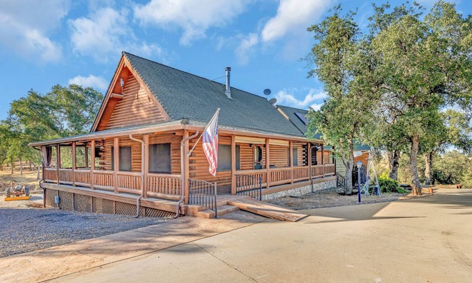 Coulterville Cabin | Lake Cabin with cuddling cats