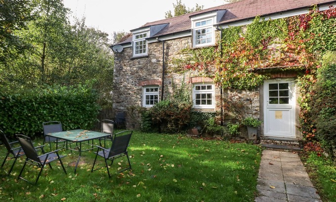 Llys Y Fran Cottage | LAKE COTTAGE, pet friendly, character holiday cottage in Maenclochog