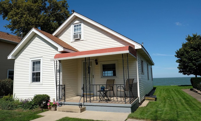 Huron House | Lake Erie Lakefront Cottage