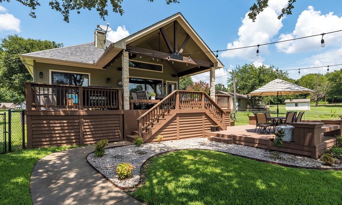 Leisure Land House | Lake Escape – Private Deck, Fire-pit & Fishing Dock