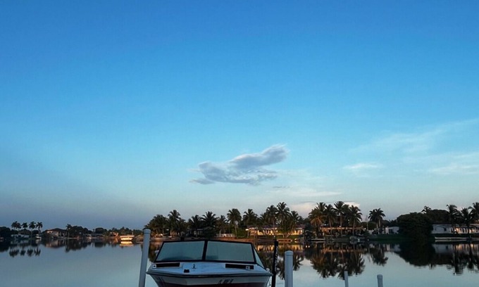 Miami Gardens House | Lake front 3 bed house with sunset views and hot tub, ski in your own back yard