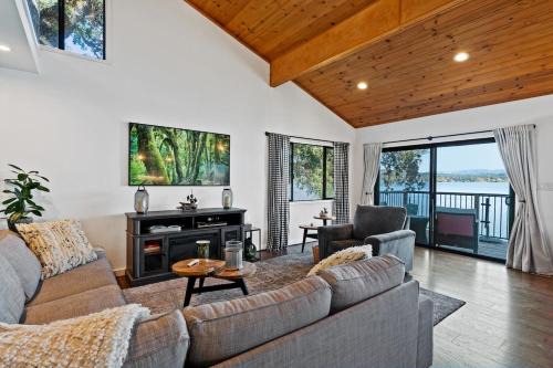Clear Lake House | Lake front 4 bed rooms