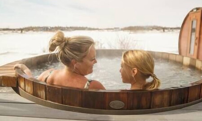 Gimli House | Lake Front 4 Bedroom Home with Hot Tub & Sauna