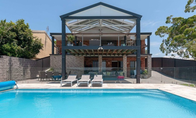 Arcadia Vale House | Lake Front Home - 4 Bedrooms - Pool & Jetty
