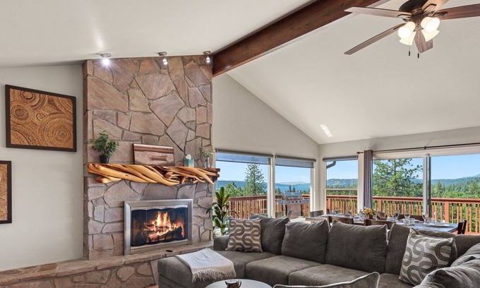 Coeur d'Alene House | Lake Fun, Tesla Ready, Cozy Game Nights