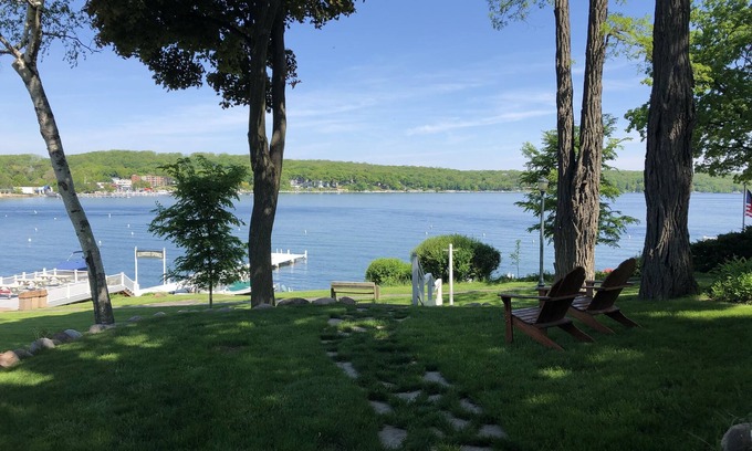 Glenwood Springs House | Lake Geneva Waterfront, beautiful family cottage in Glenwood Springs. Fontana