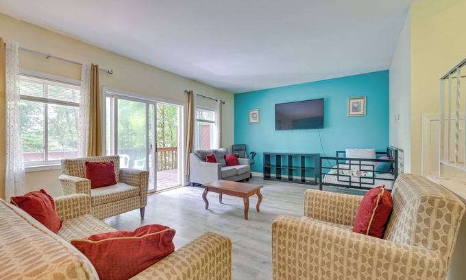 Lake George House | Lake George Townhome w/Deck: 2 Mi to The Outlets!
