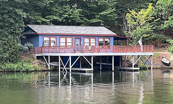 Tanglewood Estates Cottage | Lake Hamilton cottage: Large deck on lake, with kayaks. 15 minutes from Oaklawn