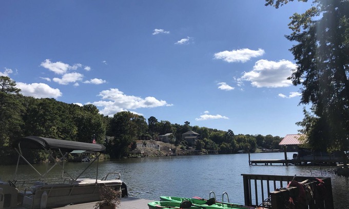 Piney House | Lake Hamilton Lakefront Retreat-Spacious & Stylish, National Park Views, Kayaks