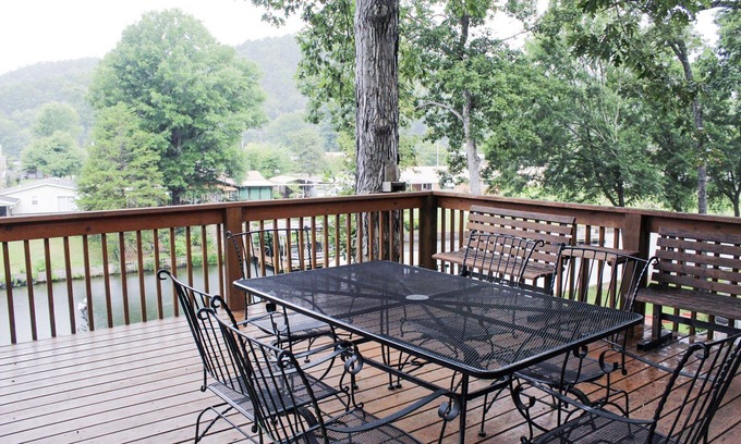 Mid America House | Lake Hamilton Rest, Relaxation, and Fun Seekers Welcome here!