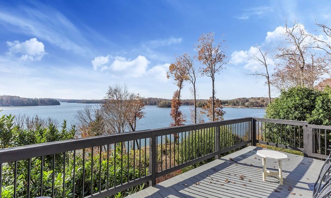 Anderson House | Lake Hartwell, close to Clemson, fishing, romantic get away, bridal shower.n