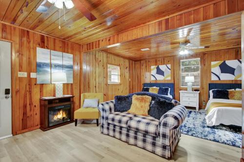 Piney House | Lake Haven Cottage with Game Room, Swim Dock and Boat