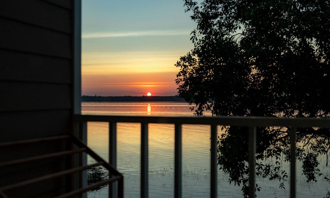 Bung Khong Long Hotel | Lake House Naka Cave
