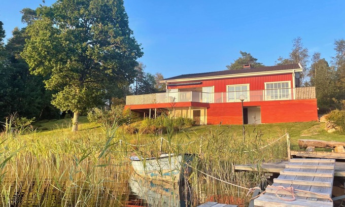 Hedetorpet Cottage | Lake House Retreat with a Dock, Boat & Guesthouse