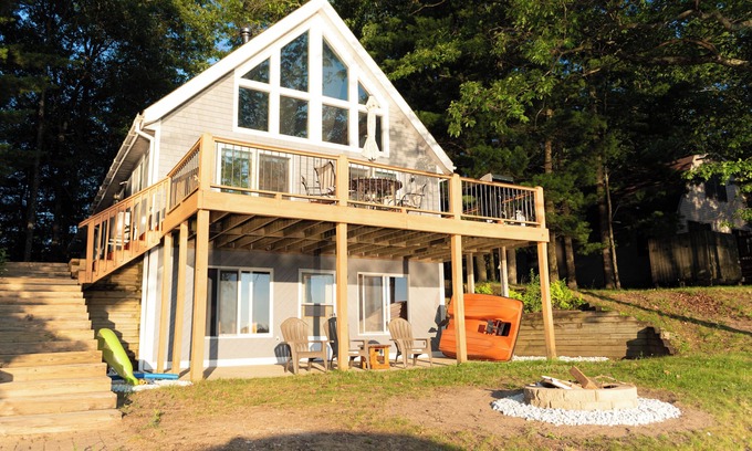 Irons House | Lake House with Private Beach Where Sunsets Mesmerize <>