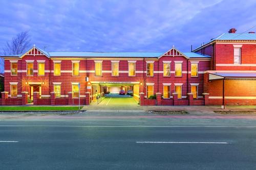 Ballarat Hotel | Lake Inn - Ballarat