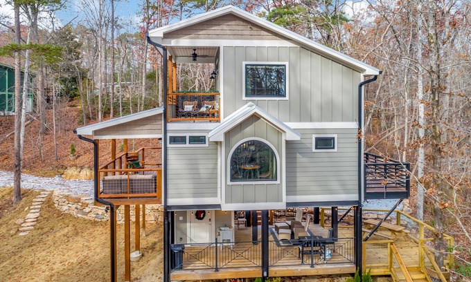 Salem House | Lake Jocassee sunflower tree house