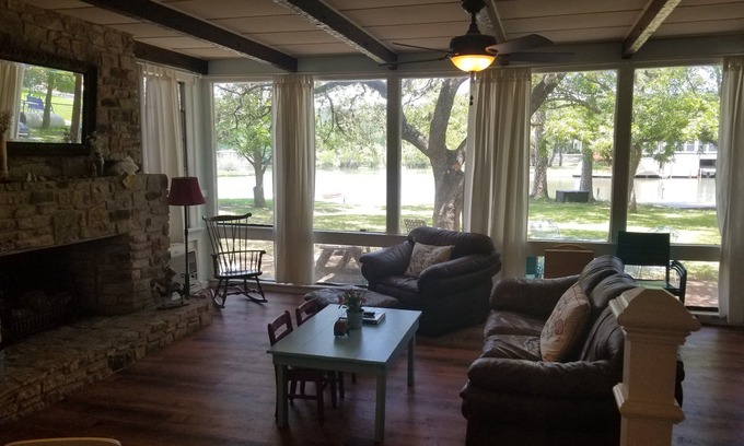 Kingsland Cottage | Lake LBJ - Constant Level Waterfront on Chevy Cove - 4 king beds