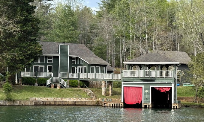 Lakemont House | <> LAKE LEVEL Green Acres – Your lakefront place to be!