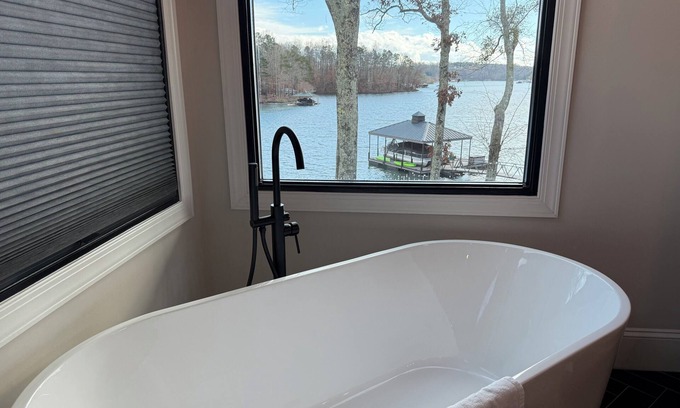 Saxony Forest House | Lake Life Paradise- Luxury Waterfront HomenMinutes from Clemson