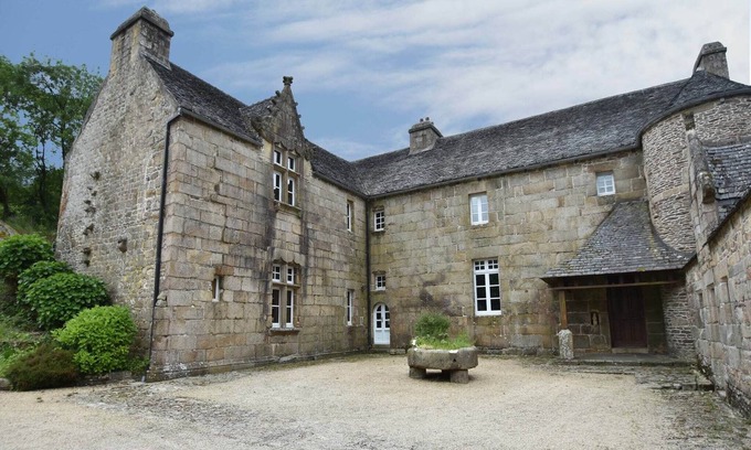 Plourin-les-Morlaix Villa | Lake Mansion in Plourin-lès-Morlaix