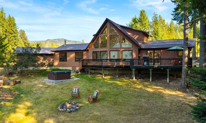 Sagle House | Lake+Mountain Views - Secluded Lodge Retreat