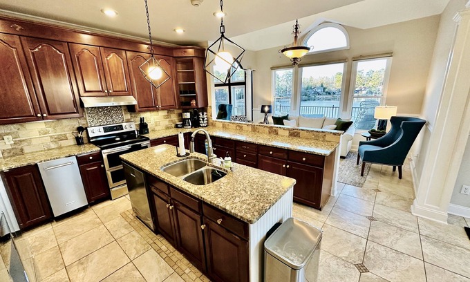 Lexington House | Lake Murray Retreat: Pool Bomb Island Views