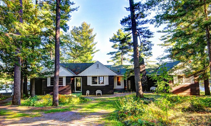 Muskoka Lakes Cottage | Lake Muskoka 1,000+ Feet of Private Beaumaris Shoreline