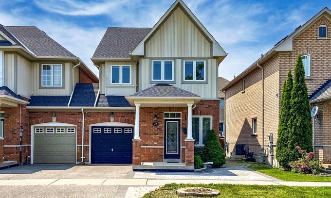 Richmond Hill House | Lake Nearby Townhouse