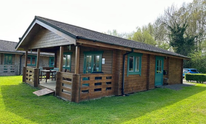 Ampney Crucis Ski Chalet | Lake Pochard, Oak Lodge