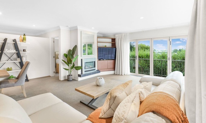 Hamilton Lake House | Lake Retreat - Hamilton Holiday Home