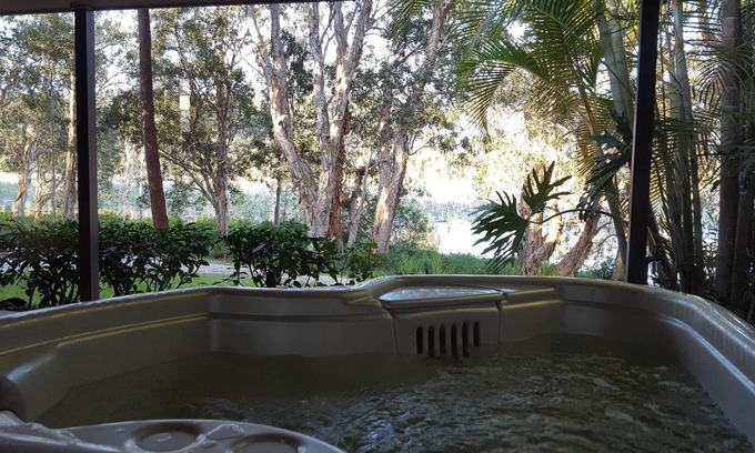 Emerald Beach Cottage | Lake Russell Lakeside Retreat - Monet Cottage