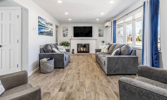 Escanaba House | Lake Shore Luxury- 4-bedroom house in charming Escanaba with AC, WiFi. Book now