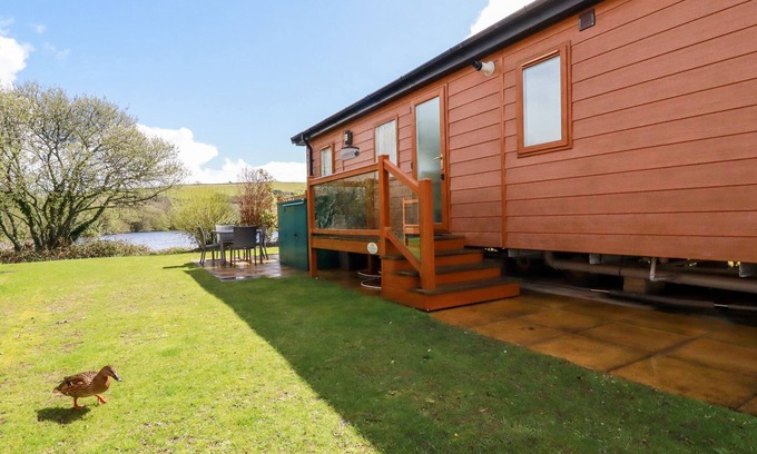 Par Cottage | LAKE VIEW 10, pet friendly, country holiday cottage, with pool in Par
