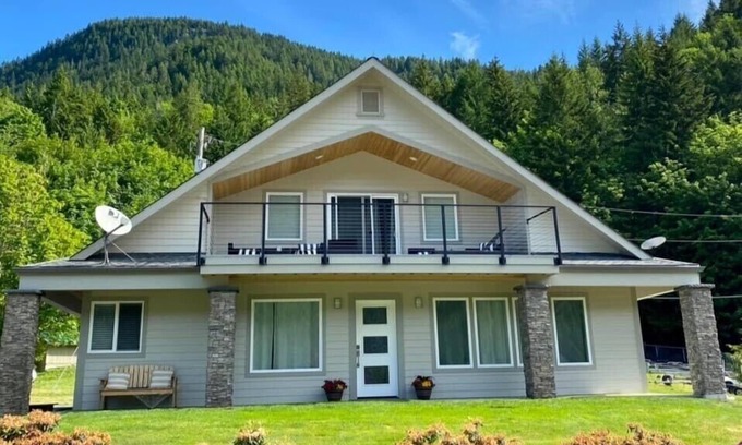 Maple Grove House | Lake View and Access, Close to National Parks