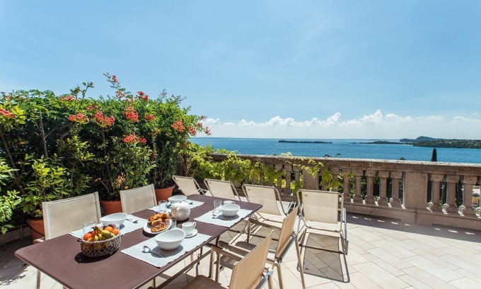 Gardone Riviera Apartment | Lake-view apartment Alloro