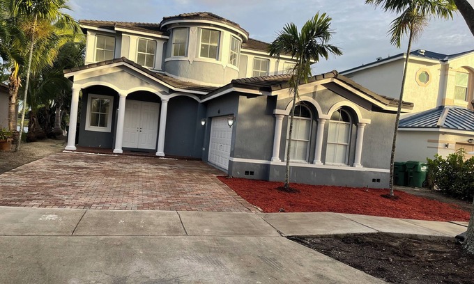 Tamiami House | Lake view big & bright home