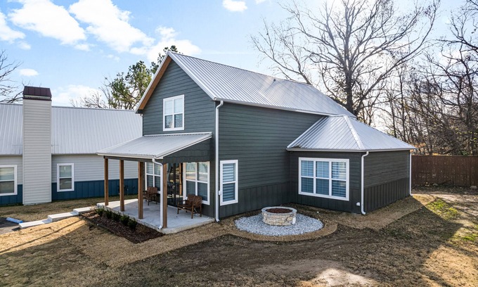 Vinita House | Lake View Family Retreat - Arcade Fire Pit BBQ