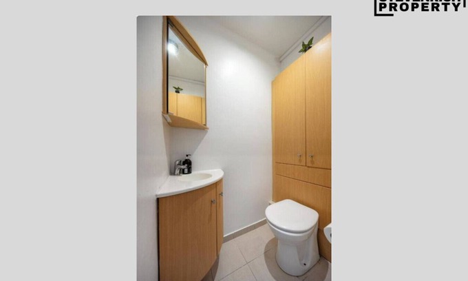 Woodberry Down Apartment | Lake View Minimalist Apartment|3 Beds|6 Guest