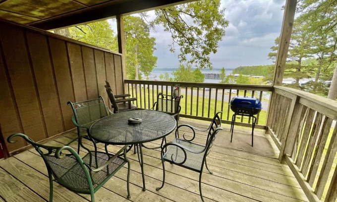 Mount Ida Hotel | Lake view queen guest room with two queens, sleeper sofa and patio overlooking Lake Ouachita, Hotel Room