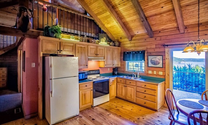 Garfield Cabin | Lake view Rustic Log Cabin