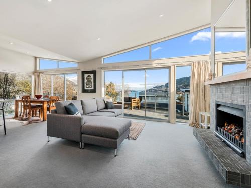 Frankton House | Lake Views on Yewlett - Queenstown Holiday Home