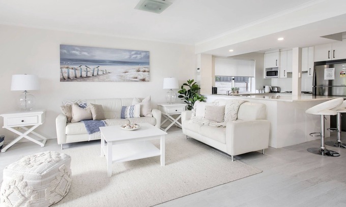 Grange House | "LAKE VILLA" - Lake views & Pool. Walk to beach/shops