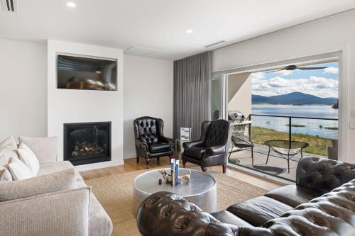 East Jindabyne House | Lake Villavista - 4BR Luxury Townhouse l Pet Friendly l Lake Views l WiFi l BBQ