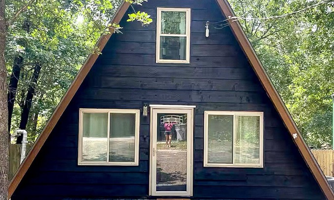 Hoyt House | LakeFireCabin secluded beach,arcade,kayak rental